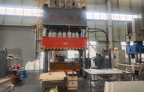 1500噸汽車(chē)導(dǎo)流罩成型液壓機(jī)